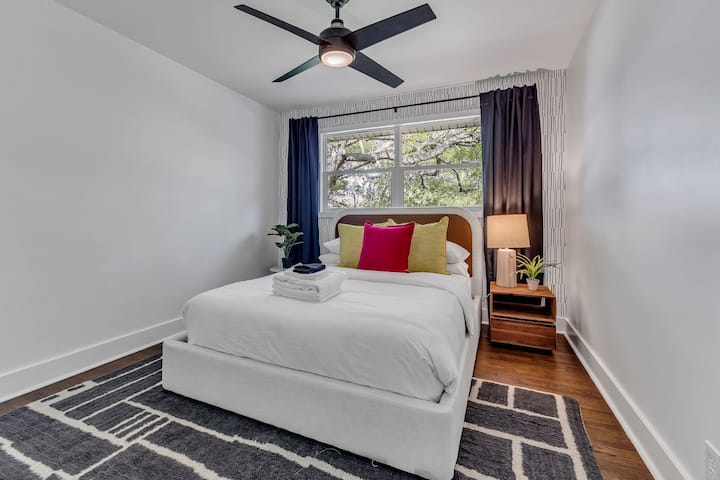 חדר שינה 3 מציע מיטה נוחה בגודל קווין סייז ונוף מדהים לחצר האחורית לנופש שליו.