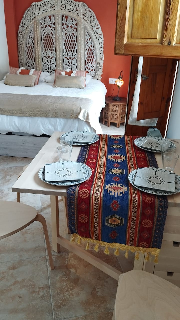 otvoreni loft podijeljen na različite ambijente, prostor za spavanje s udobnim krevetom od 150 cm, stol sa sjedalima. Vrlo svijetlo zahvaljujući balkonima s pogledom na tipičnu ulicu Cordobe.