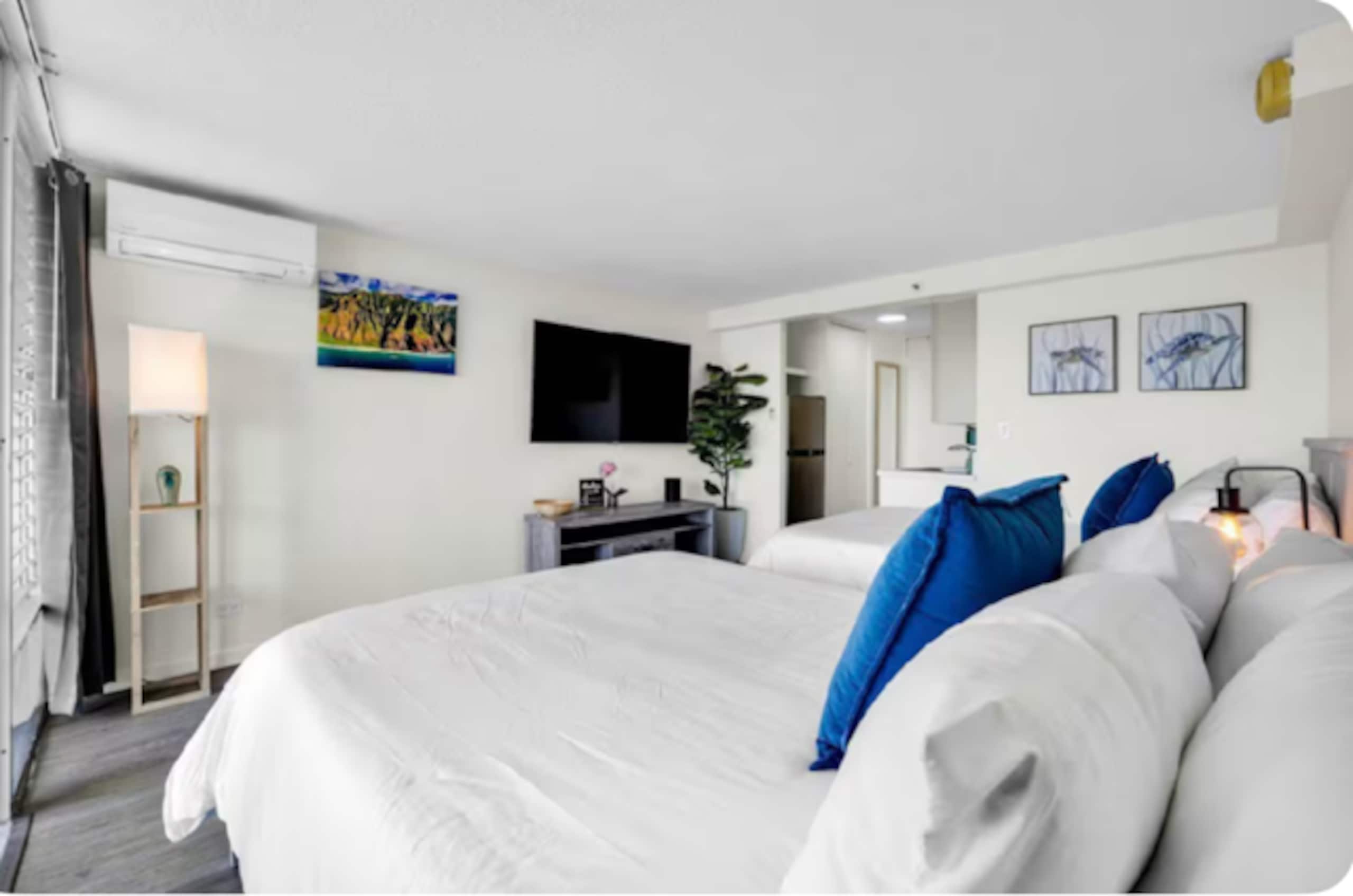 Waikiki studio w/ stunning views from high floor - Image 5
