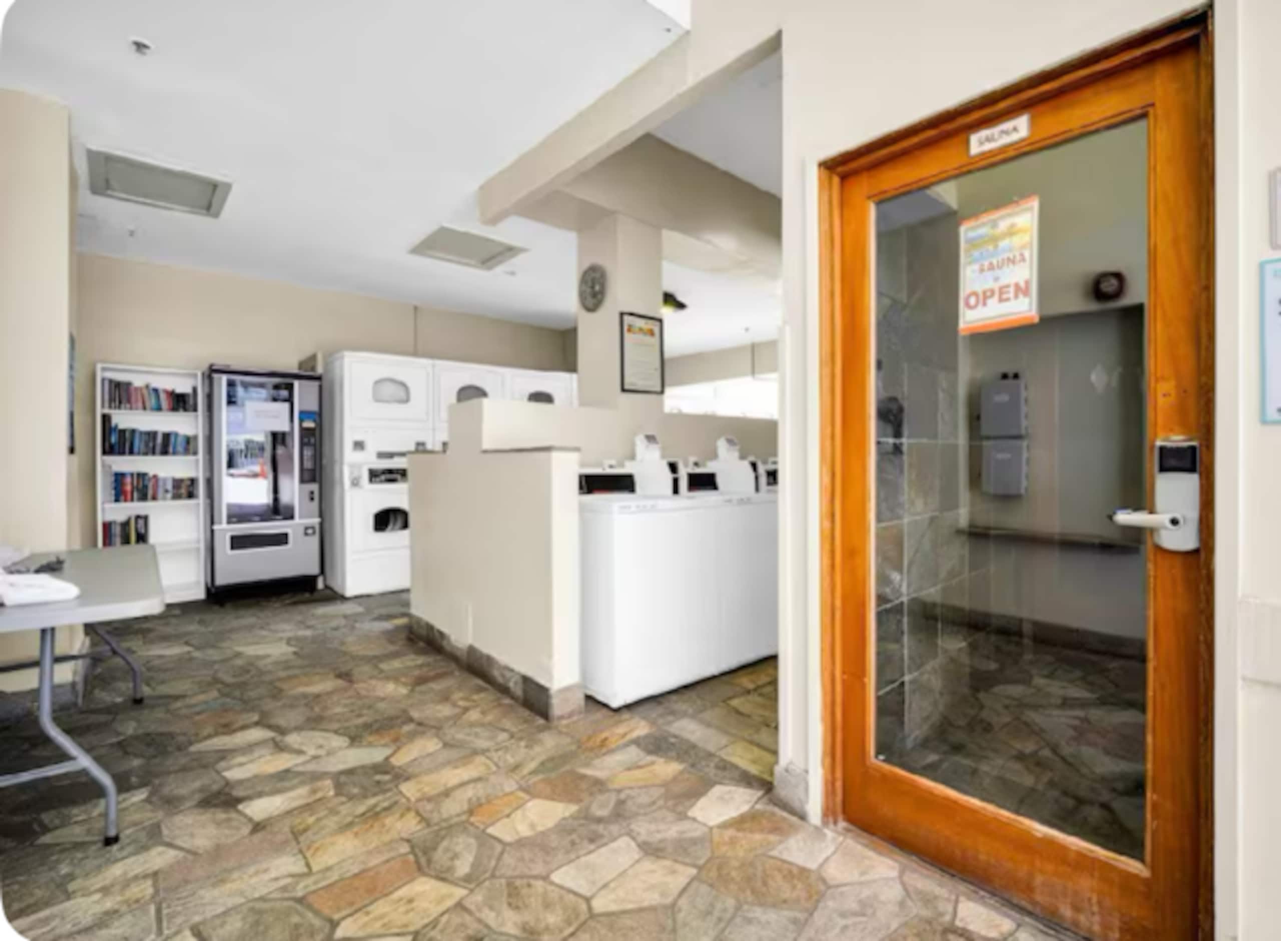 Waikiki studio w/ stunning views from high floor - Image 6