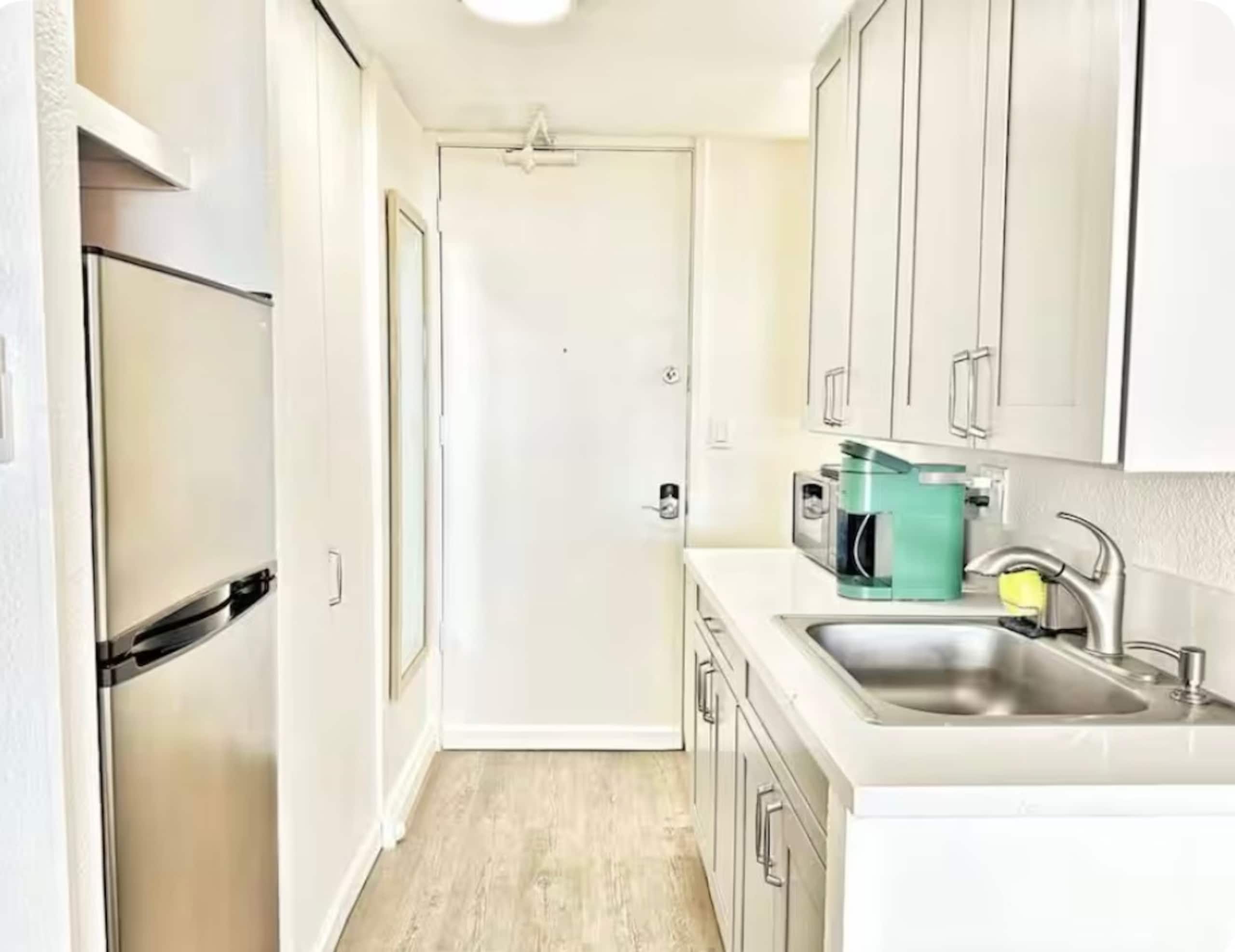 Waikiki studio w/ stunning views from high floor - Image 7