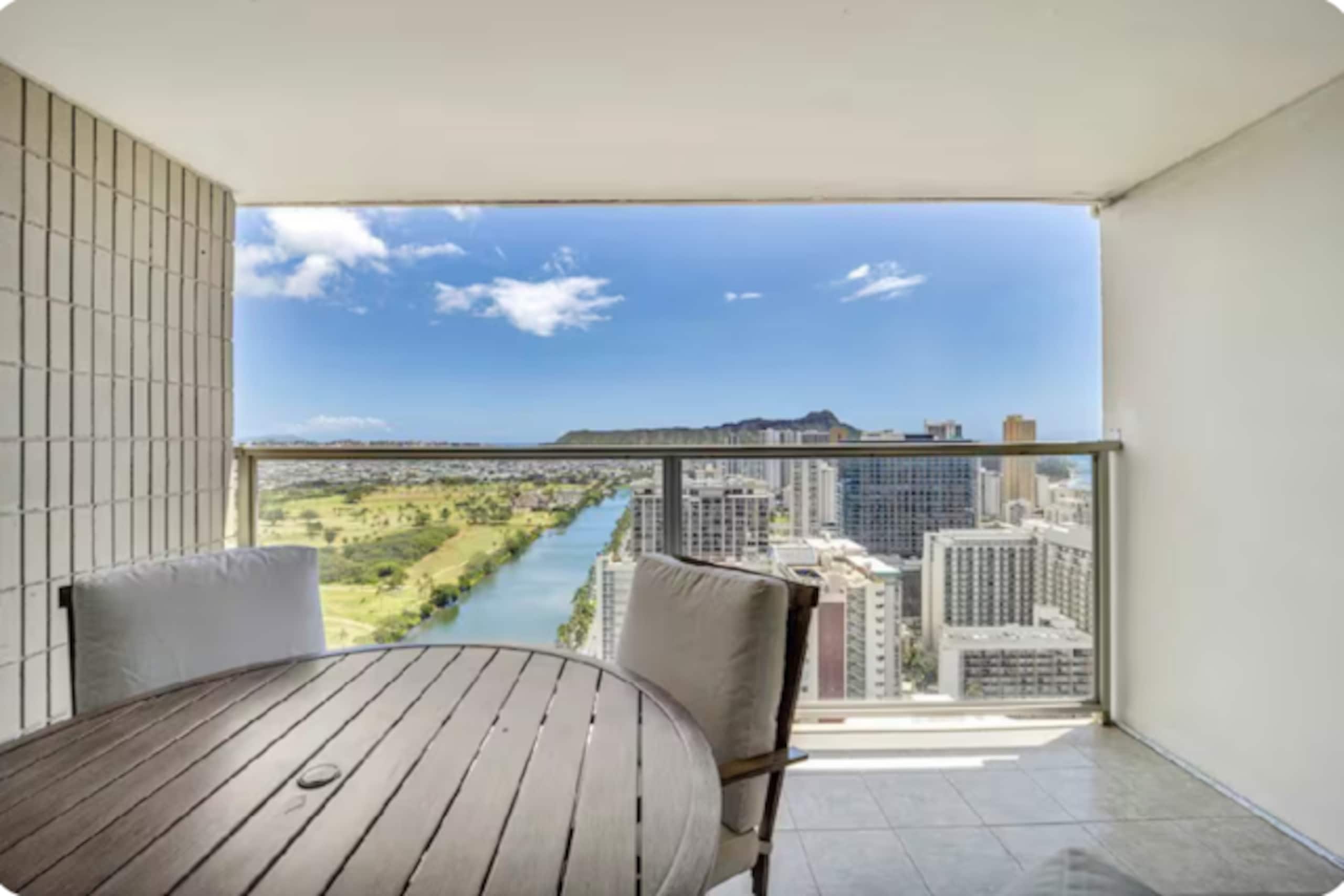 Waikiki studio w/ stunning views from high floor - Image 4