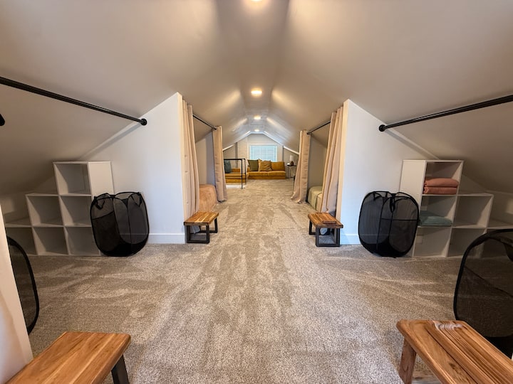 לכל תרמיל יש ארון משלו לתלייה ואחסון בגדים