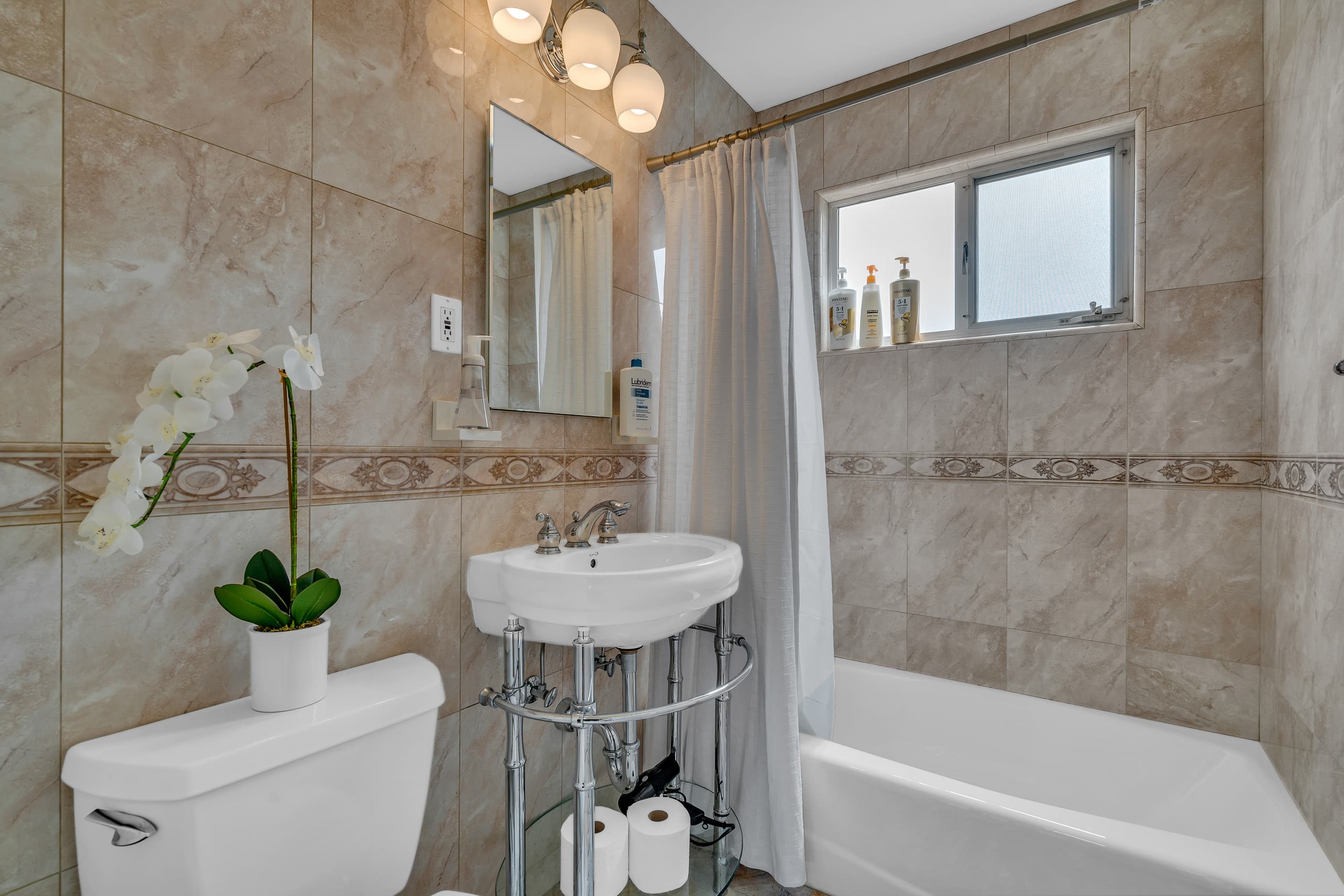 Home in South San Francisco · ★4.83 · 4 bedrooms · 6 beds · 4 private baths - Image 9