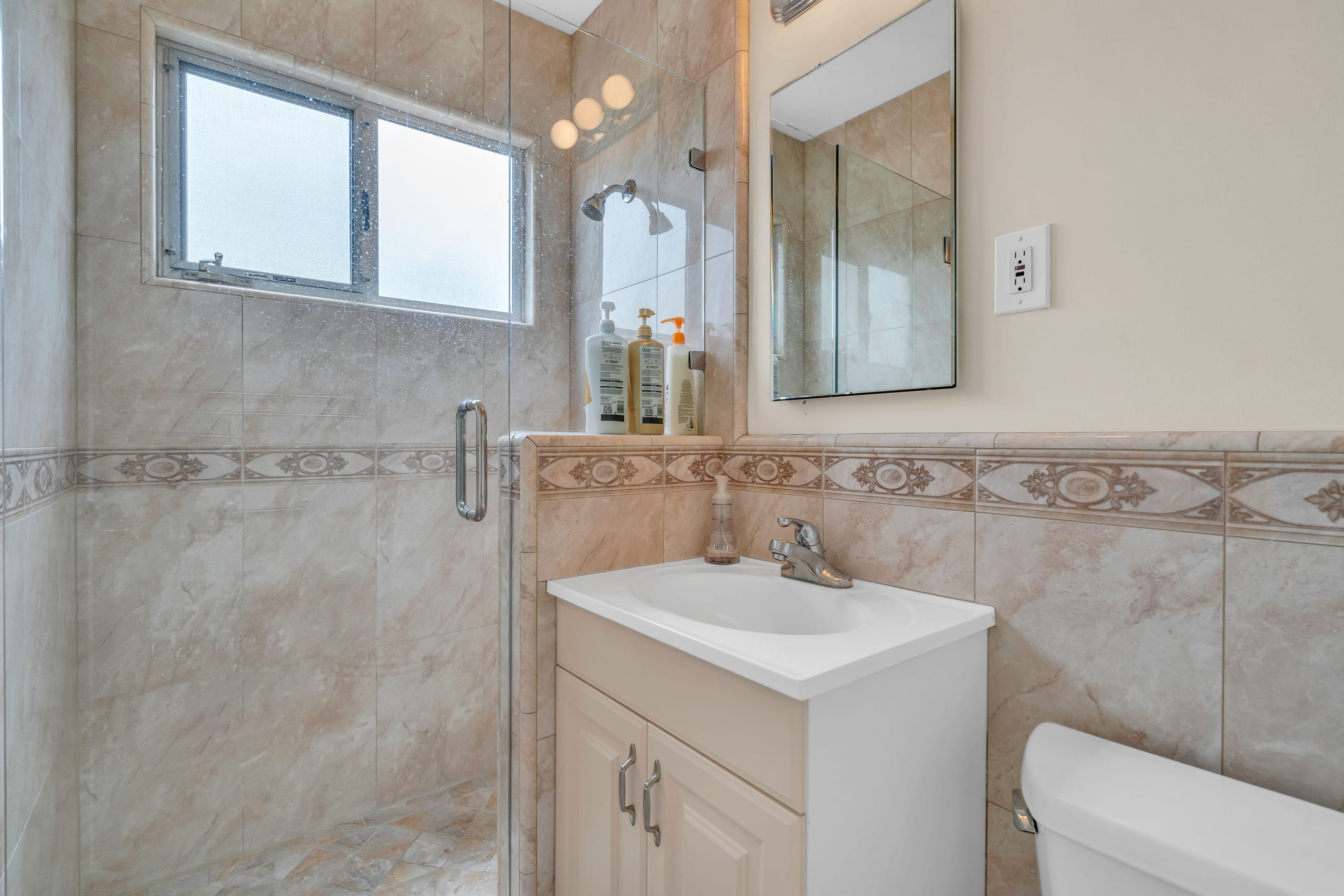 Home in South San Francisco · ★4.83 · 4 bedrooms · 6 beds · 4 private baths - Image 8