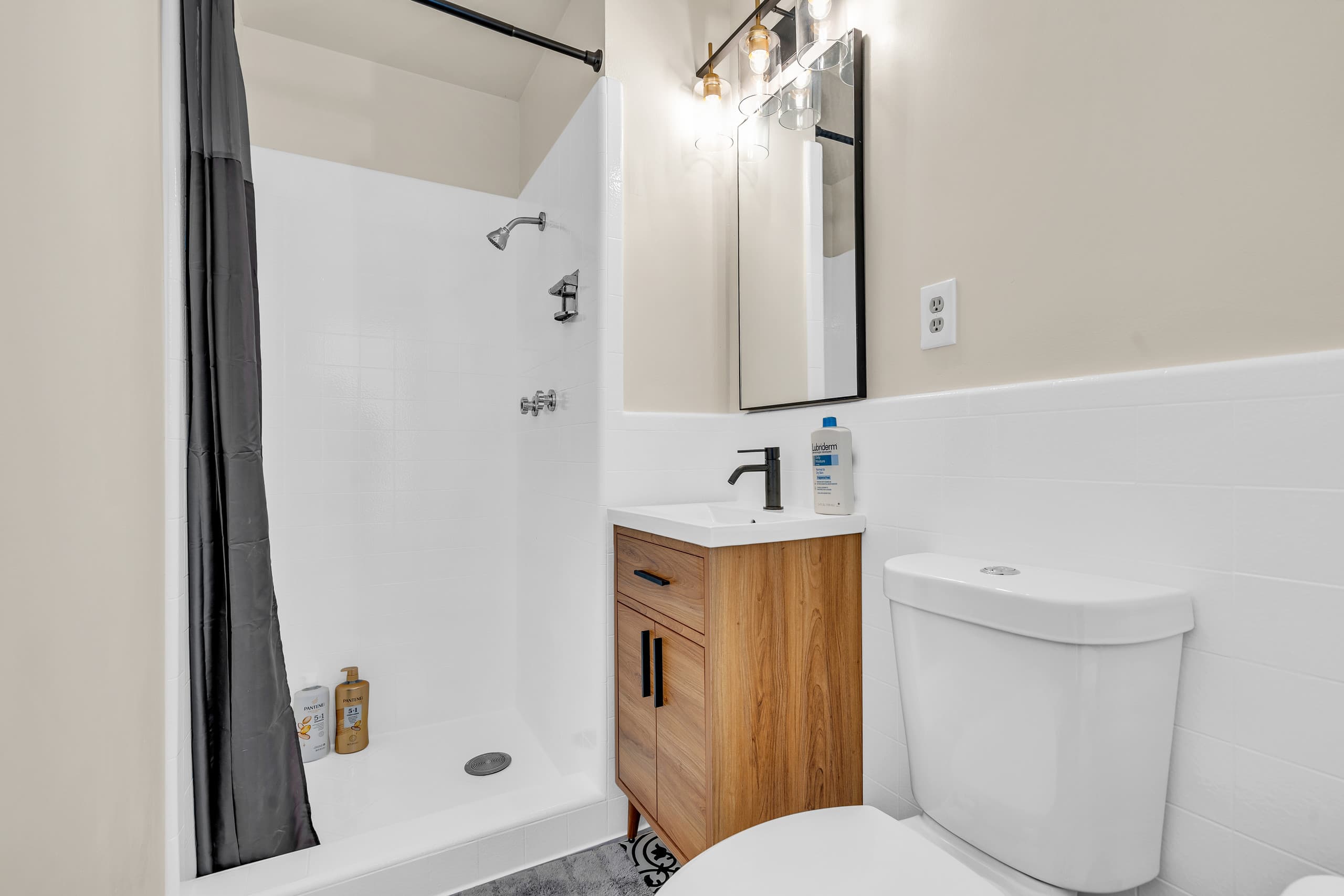 Home in South San Francisco · ★4.83 · 4 bedrooms · 6 beds · 4 private baths - Image 10