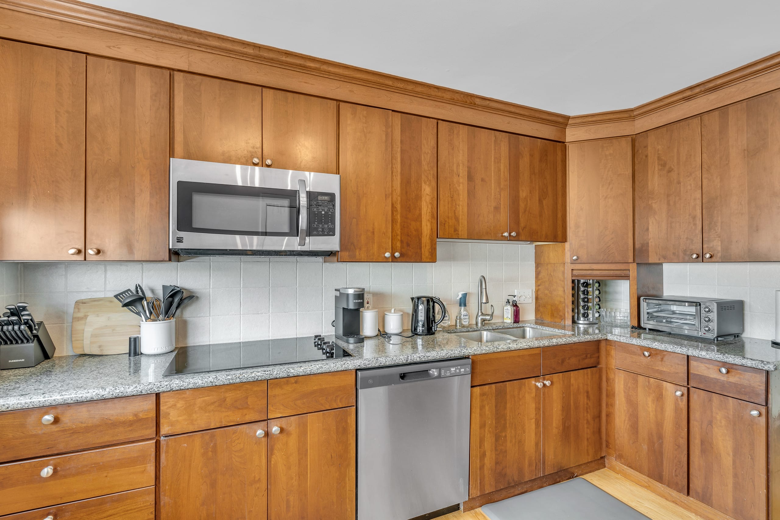 Home in South San Francisco · ★4.83 · 4 bedrooms · 6 beds · 4 private baths - Image 19