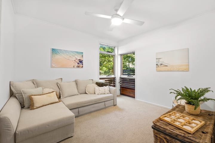 Esta segunda sala de estar no andar de baixo também se transforma em um quarto adicional com um sofá-cama queen-size.