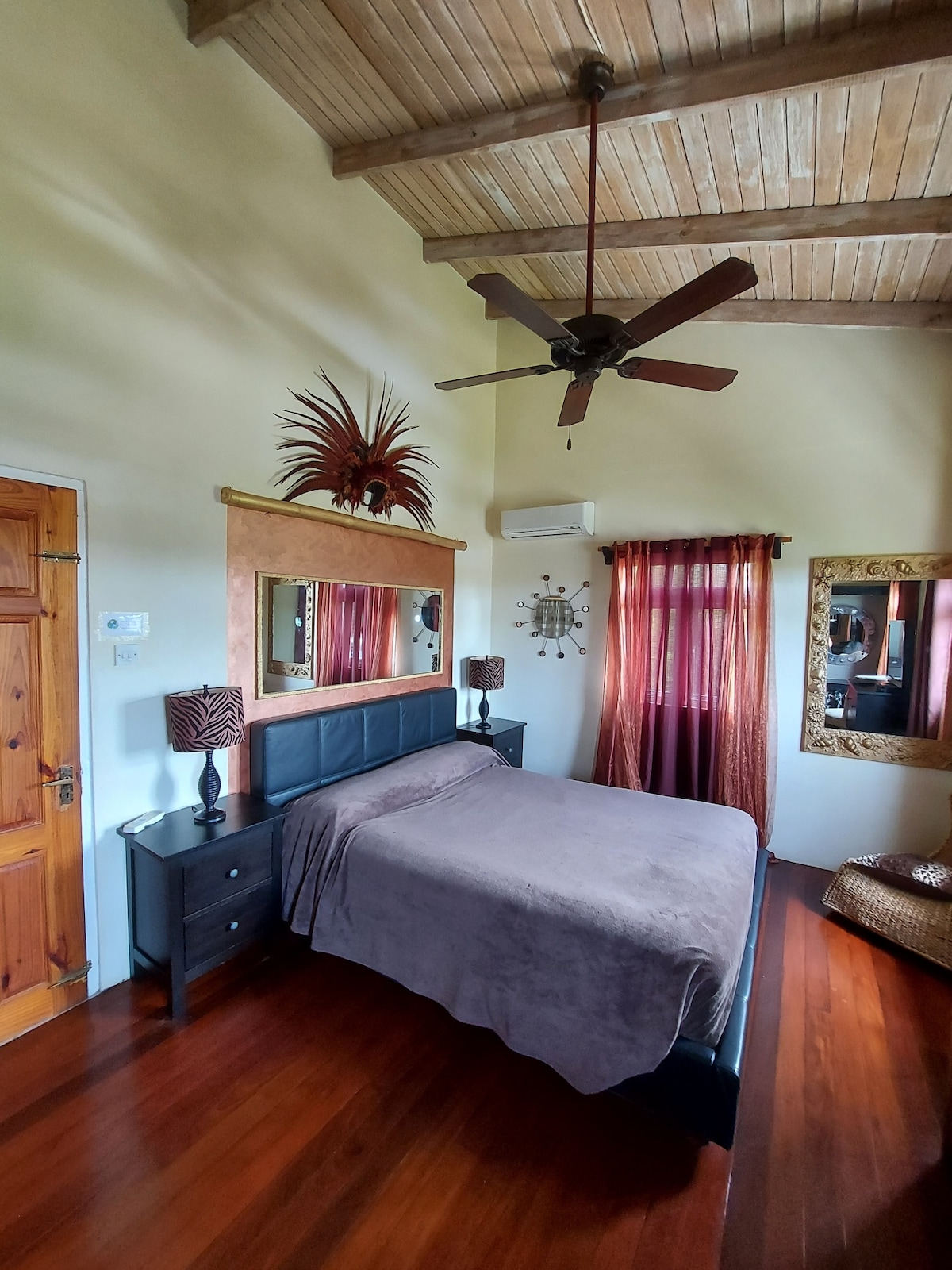 Lit en cuir détaillé dans la chambre principale spacieuse