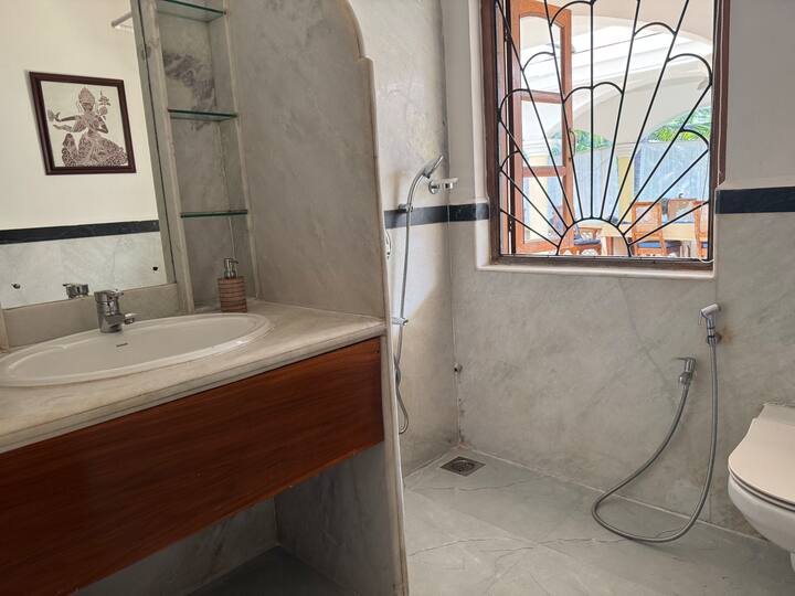Full bathroom 1 image 1