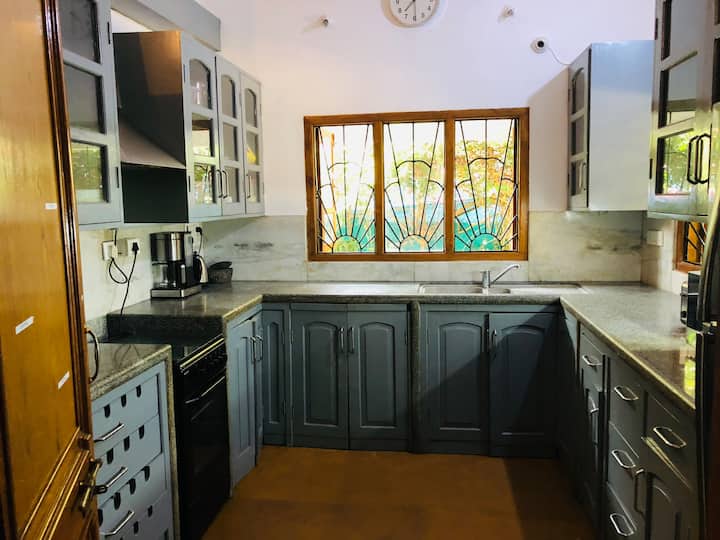 Fully equipped kitchen,fridge freezer, gas hob, microwave, hotplate,air-frier , toasterair-frier, rice cooker