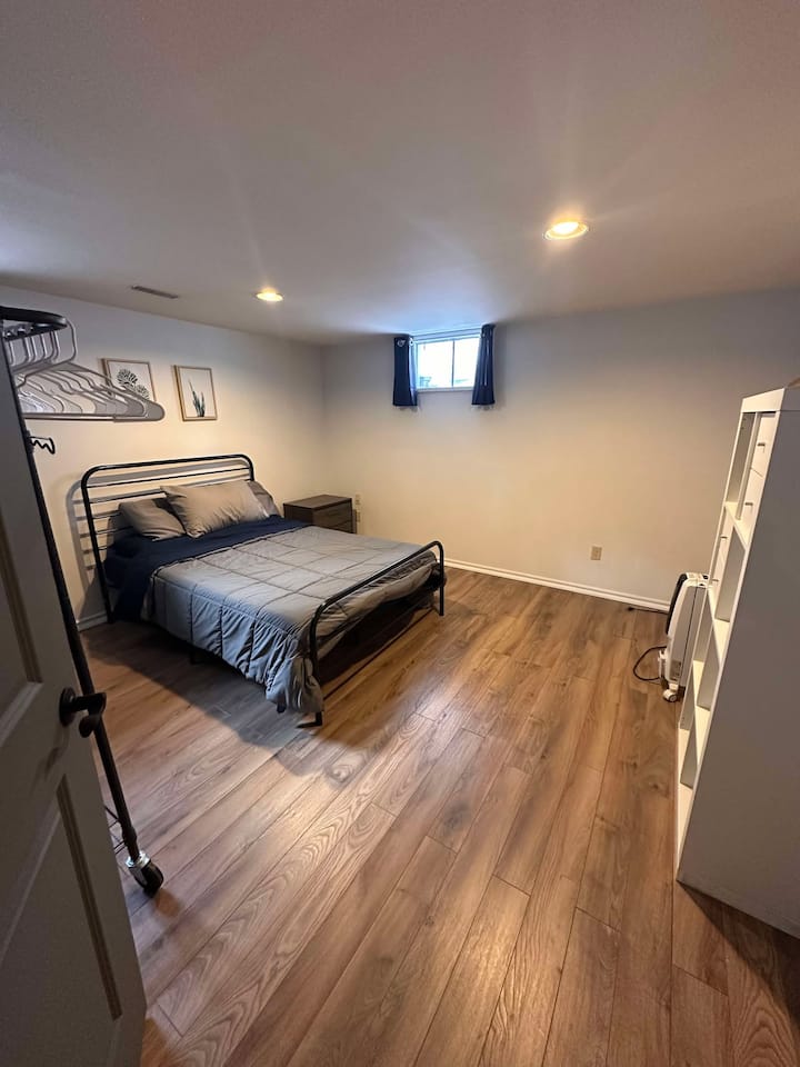 Relájate en este acogedor dormitorio con una cómoda cama doble, que ofrece un refugio tranquilo para una noche de sueño reparador