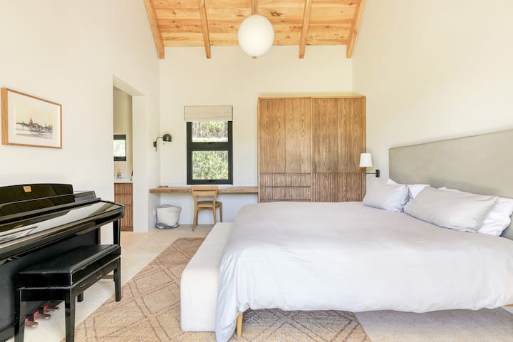 غرفة نوم 5 مع سرير بحجم كينج