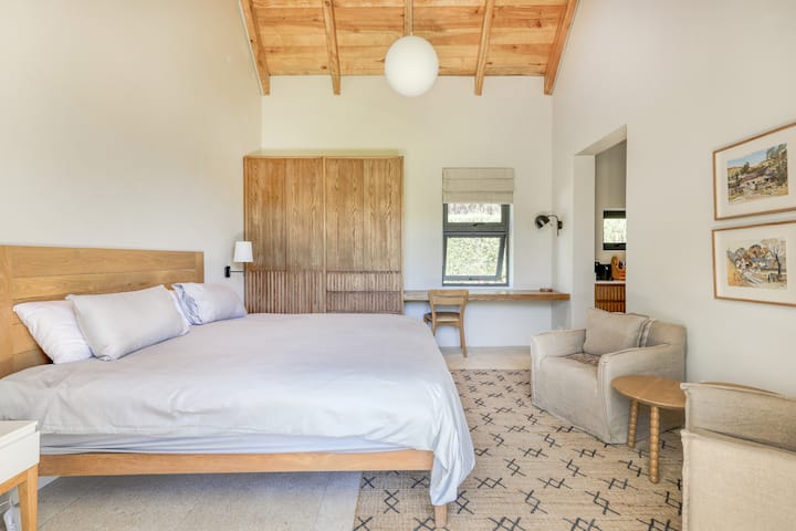 غرفة نوم 4 مع سرير بحجم كينج 