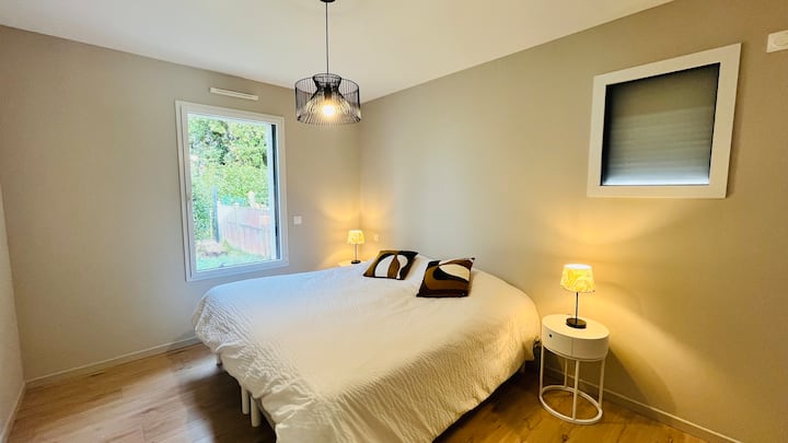 Топла прва спална соба, опремена со двоен кревет за максимална удобност.