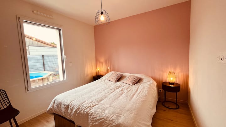 Удобна и светла втора спална соба, опремена со двоен кревет, со поглед кон базен.