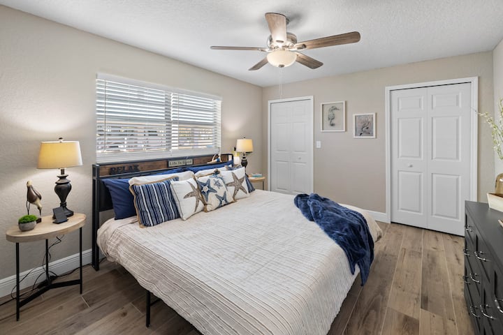 Veliki bračni krevet s 2 ormara i vlastitom kupaonicom.