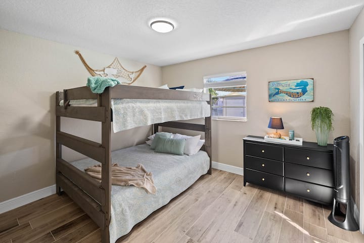 Spavaća soba 3 ima dva bračna kreveta na kat, komodu i ormar.