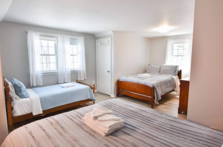 Située à l'étage, cette chambre dispose d'un lit Queen, de lits jumeaux et de lits jumeaux.