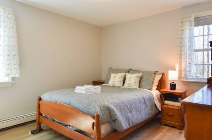 Lit double situé au premier étage avec climatisation et câbles de recharge. 