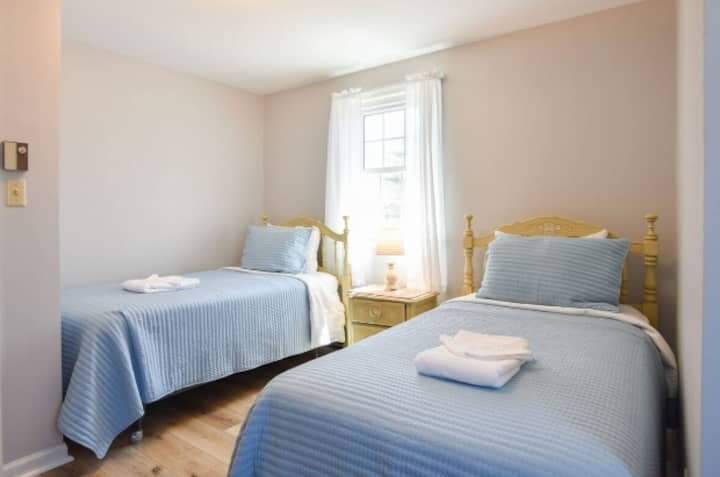 Deux lits jumeaux situés à l'étage avec climatisation et câbles de recharge.