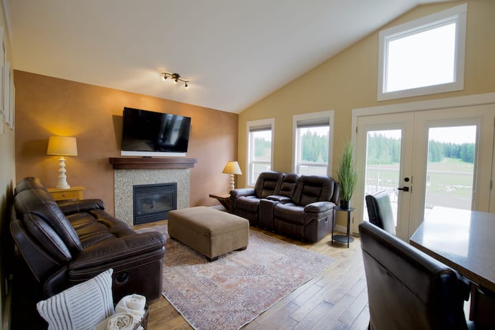 Golf Course Oasis Close To Jasper National Park - Hinton, AB, Canada