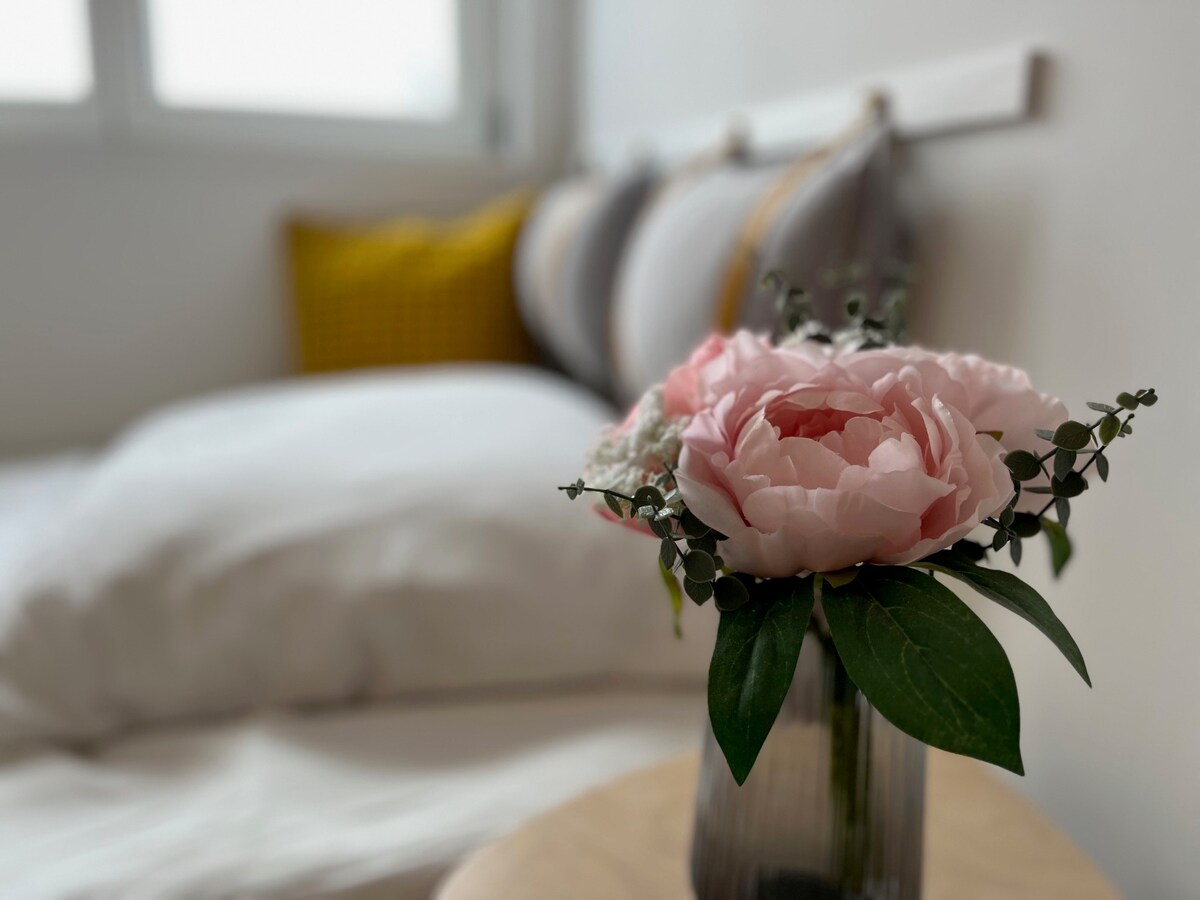 Stylish room - central location, greenery, new - women only