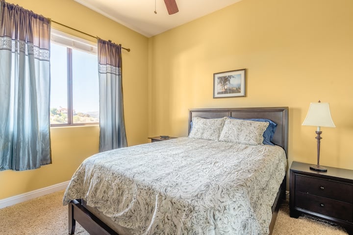 Spavaća soba 2 s velikim ormarom i prekrasnim pogledom (obje su spavaće sobe iste veličine).