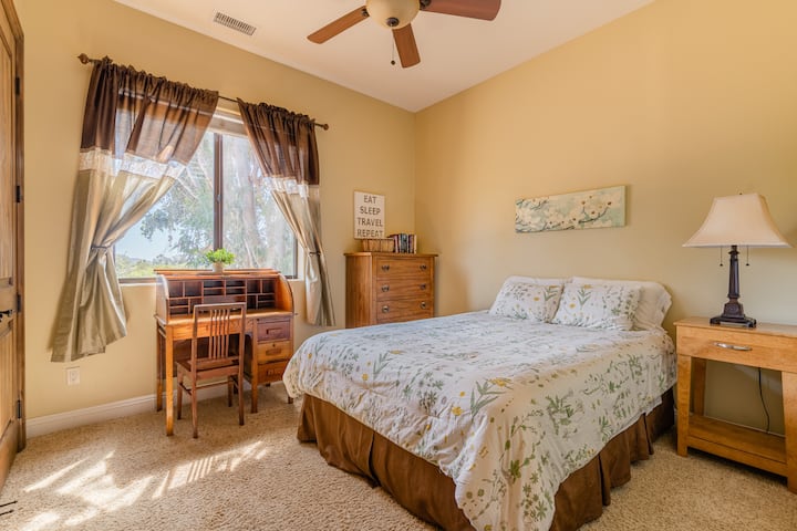 1. spavaća soba s velikim ormarom (obje su spavaće sobe iste veličine).