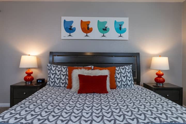 Acogedor segundo dormitorio con comodidad moderna