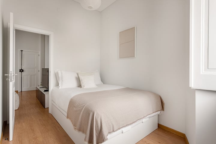 Chambre avec lit double et commode.