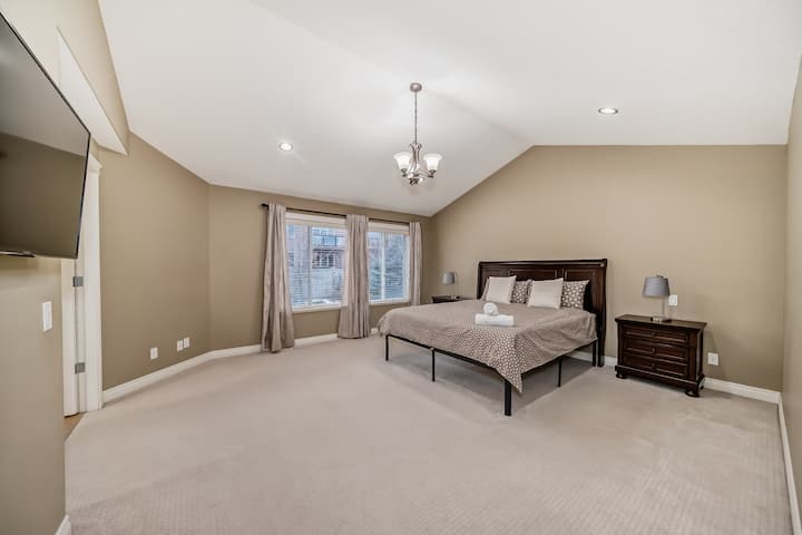 Doprajte si kúpeľňu ako v kúpeľoch s vírivkou, dvojitou umývadlovou skrinkou a šatňou – to všetko z pohodlia hlavného apartmánu s televízorom.