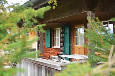 Entire chalet 15 min. from Interlaken with a view of Niesen