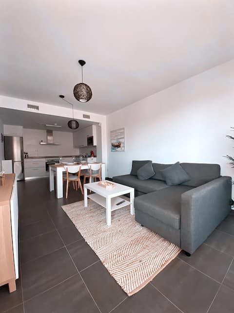 Airbnb con mejor rendimiento: Beachfront apartment with ocean views. en L'ametlla De Mar