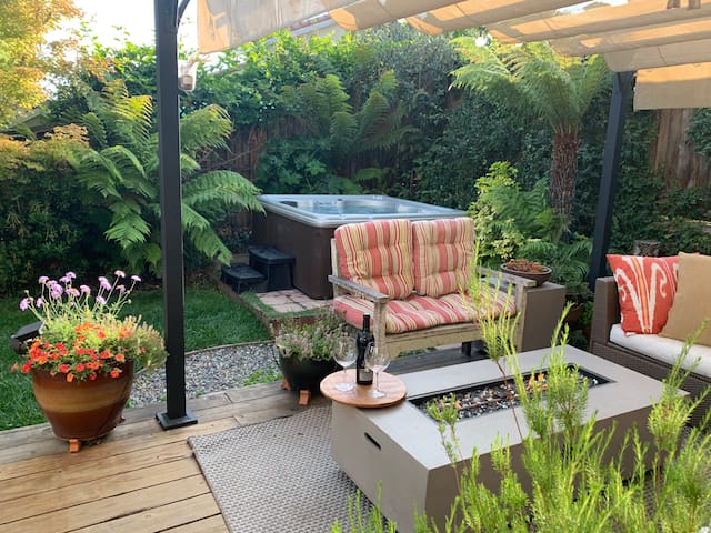 Beautiful Home + Tropical Relaxing Yard w/ Hot Tub