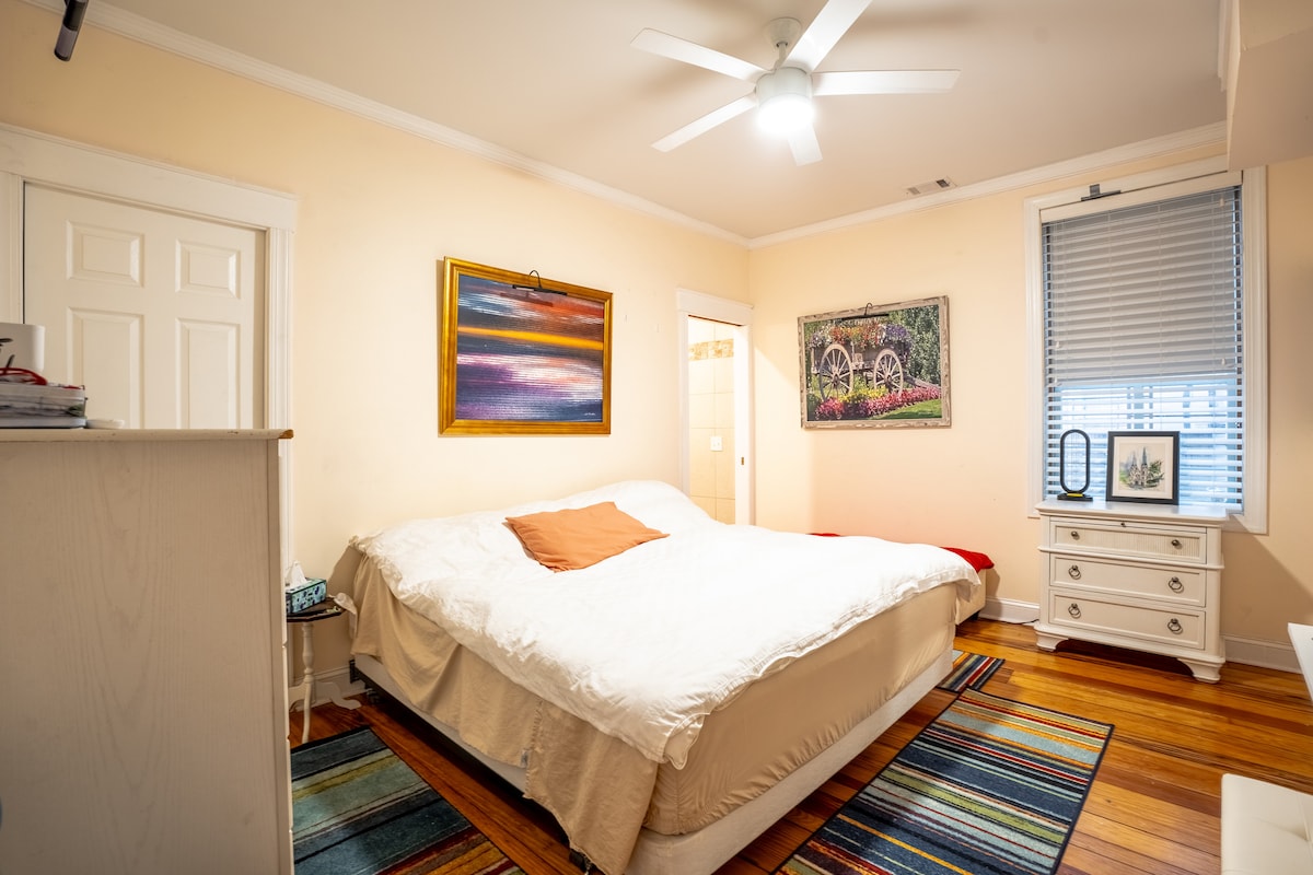 Glavna spavaća soba na prvom katu nudi dovoljno prostora za pohranu s ormarom, ogledalom u punoj visini i ladicama.