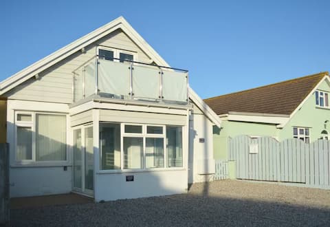 Beachfront, seaviews & sunsets! Fantastic location