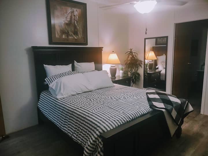 主卧配备套内主卫生间和大型步入式衣橱，如有需要，还可以使用遮光窗帘。