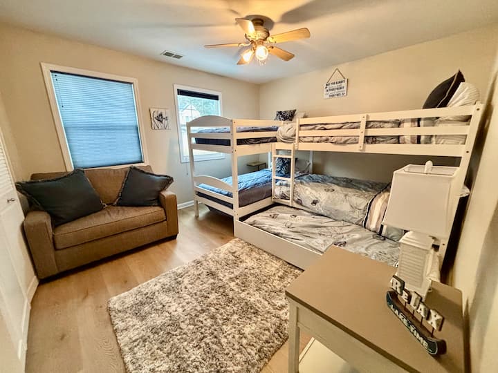 La chambre superposée dispose de 6 lits individuels.
Barres de sécurité supplémentaires pour les lits superposés disponibles sur demande. 
Les lits superposés comprennent 1 lit gigogne 

1 - Lit jumeau dans un canapé convertible en poterie
