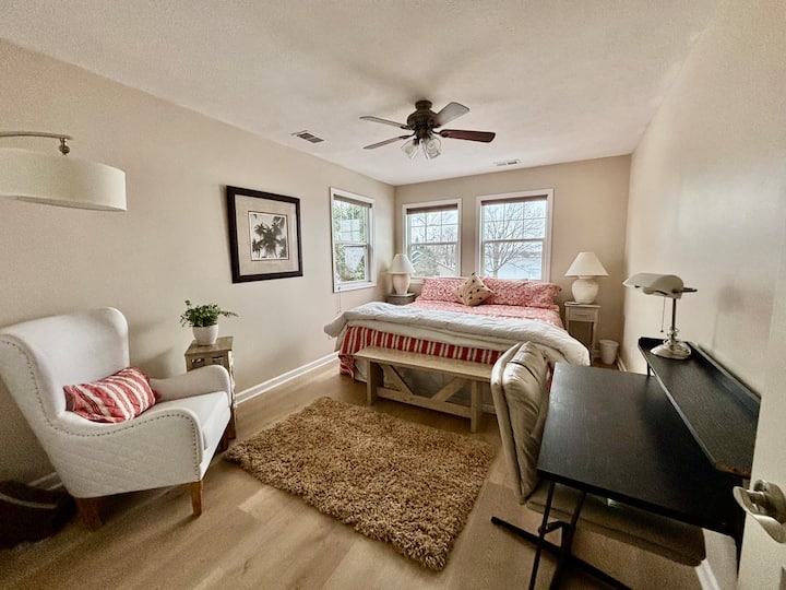 Lit king size  - Fenêtres face au lac

Poste de travail avec Internet par fibre optique rapide

Grand placard avec 2 porte-bagages