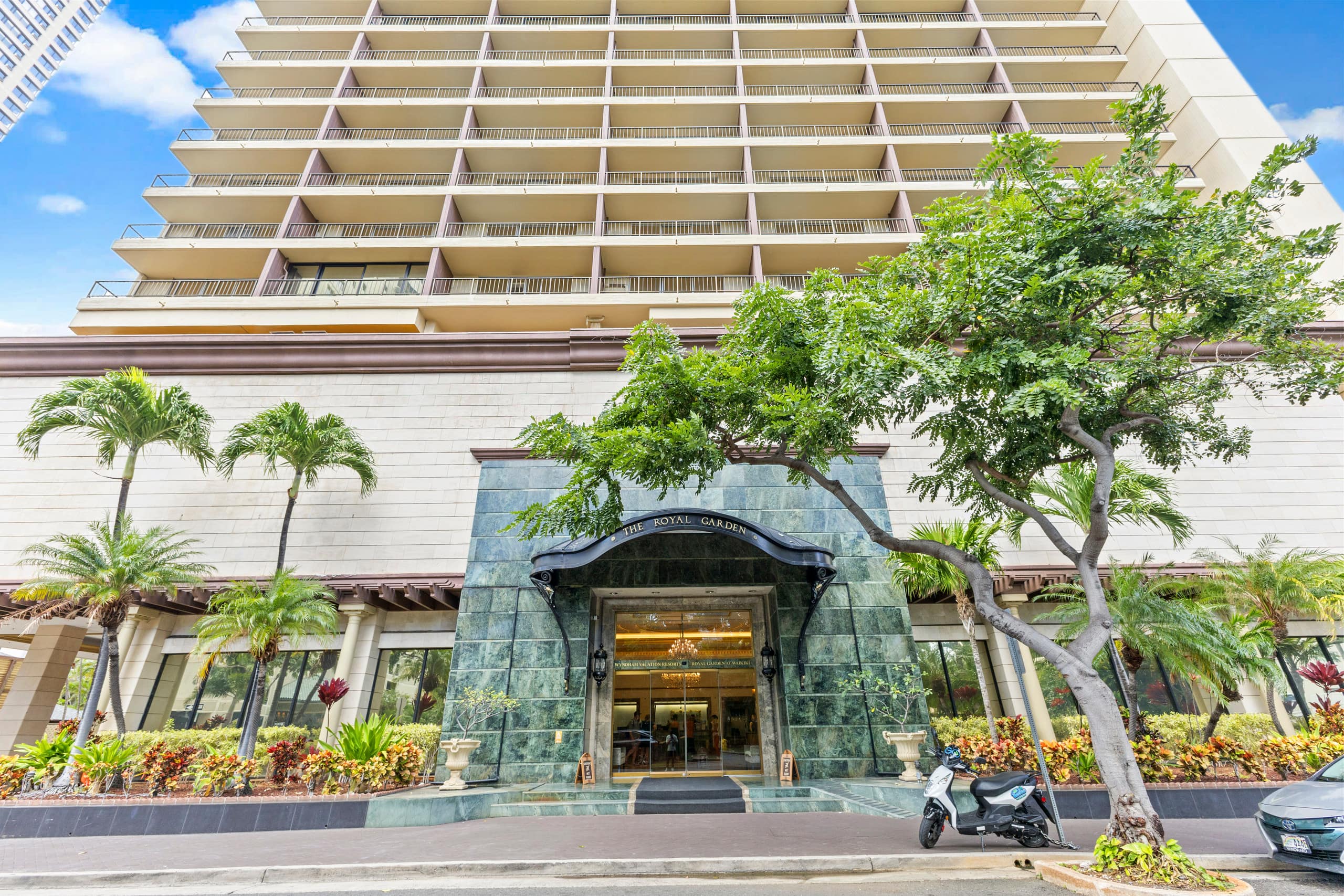 Modern Unit with Stunning Waikiki View w/ Lanai - Image 14