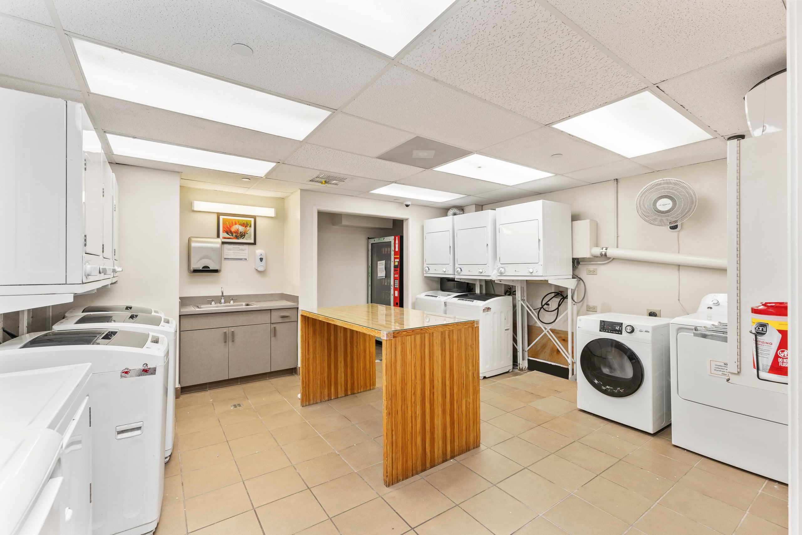 Modern Unit with Stunning Waikiki View w/ Lanai - Image 9