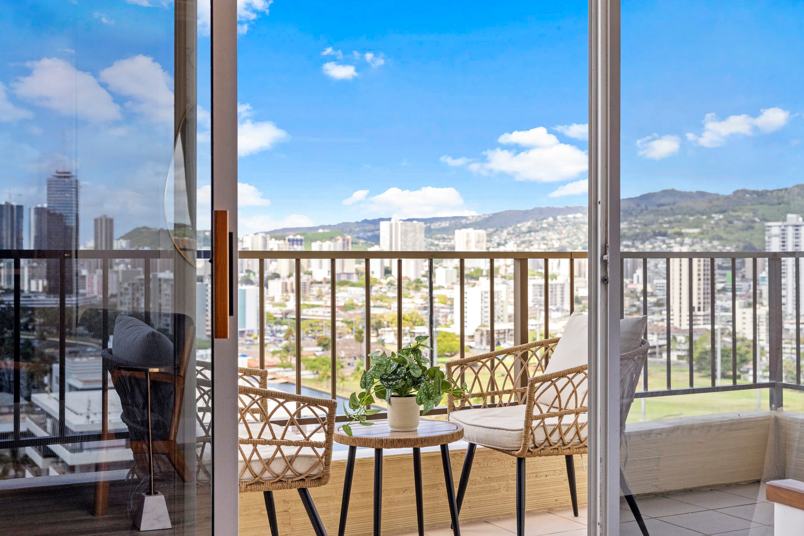 Modern Unit with Stunning Waikiki View w/ Lanai - Image 12