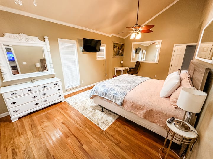 غرفة نوم رئيسية مع حمام رئيسي مجاور، وخزانة ملابس كبيرة، ومنطقة عمل في غرفة النوم 