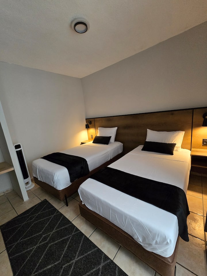 سريران فرديان مصممان بحيث يمكن جمعهما معًا ليصبحا سريرًا بحجم كينج إذا رغب الضيوف في ذلك.