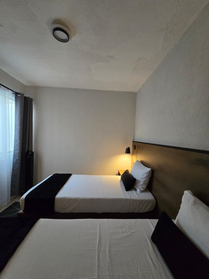 سريران فرديان مصممان بحيث يمكن جمعهما معًا ليصبحا سريرًا بحجم كينج إذا رغب الضيوف في ذلك.