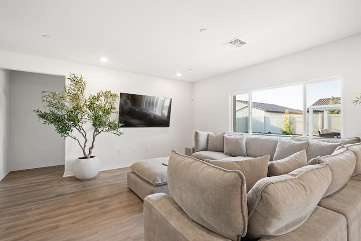 Modern, Clean, New Home + Extras - Bakersfield, CA