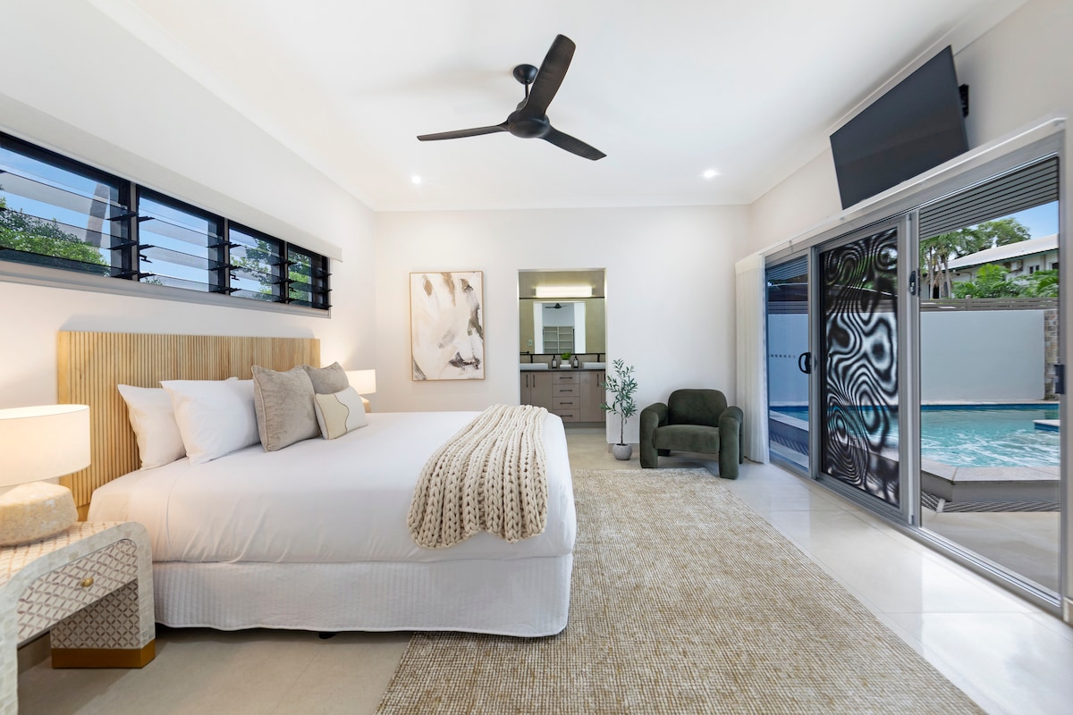 Zobuďte sa v primárnom apartmáne, kde manželská posteľ, televízor a priamy prístup k bazénu vytvárajú dokonalú oázu na relaxáciu.