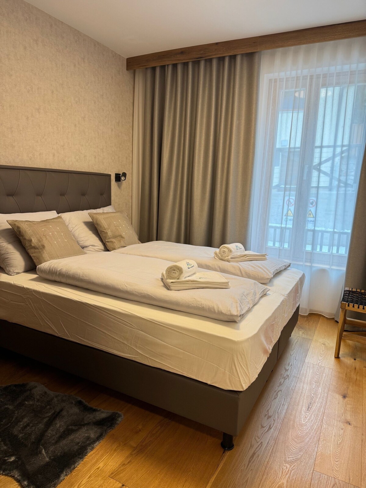 Dormitorio con una acogedora cama doble