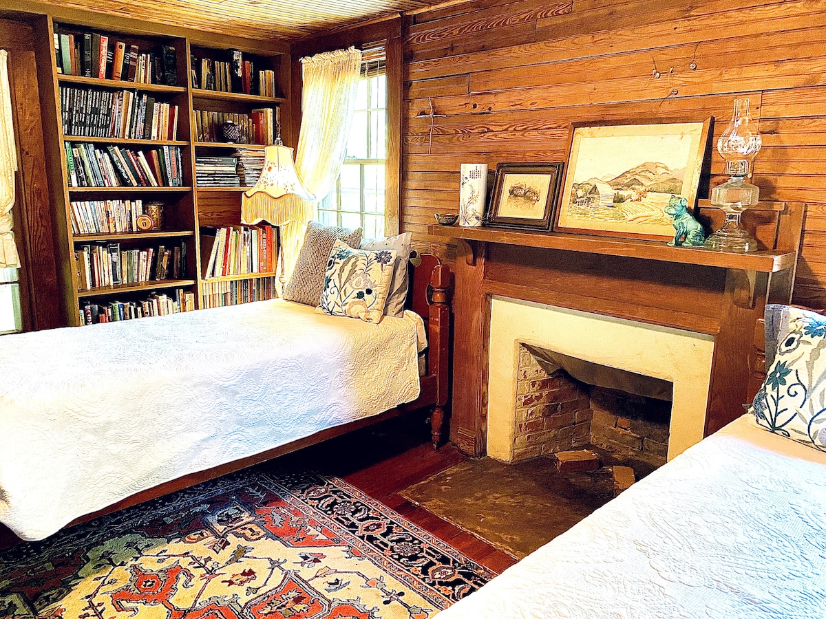 Спалня с 2 отделни легла №2 на долния етаж.